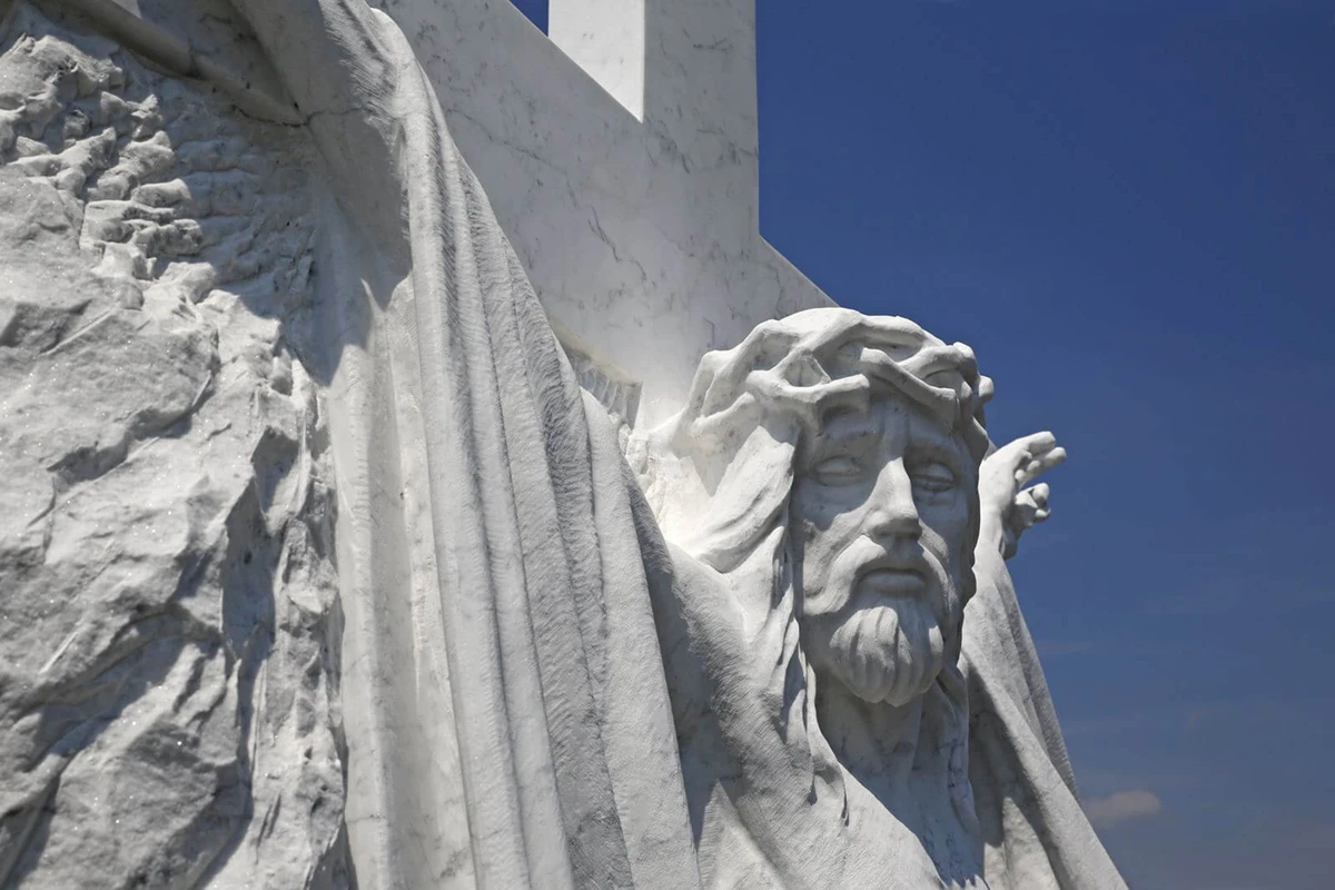 Fotografia reklamowa rzeźba jezusa na krzyżu